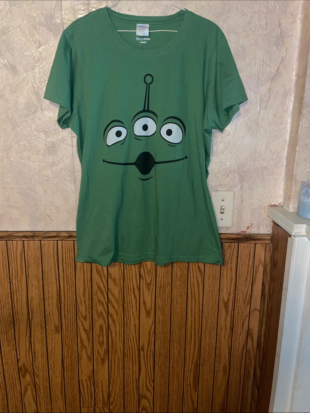 Disney Pixar lil green men skateboarder t-shirt (L)